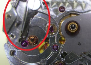 ロレックス オイスターパーペチュアルデイトジャスト 赤丸で囲った部分のレバーは常に画像右側に押し付けられています。
