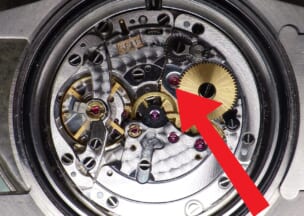 ロレックス オイスターパーペチュアルサブマリーナーデイト 赤矢印で指した画像3で指した歯車と箇所が同じ歯車の穴石です。