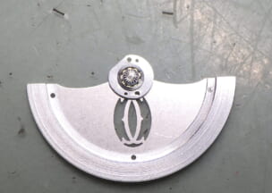 カルティエ パシャ38グリッド ローターを裏側から見るとローター真と一体になったベアリングや、ベアリングに固定された受け板の作りを見ることができます。