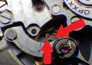 パネライ ルミノール パワーリザーブ ガンギ車やアンクルは穴をあけられて軽量化されています。