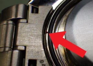 オメガ スピードマスター プロフェッショナル 赤い塗料は開封すると割れてしまいます。