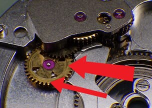 ロンジン ヘリテージ1945 分解していくと自動巻き機構の裏側にも黒い摩耗粉が散らばっていました。