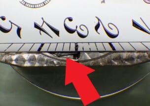 パテック フィリップ ゴンドーロ ムーブメントを取出すと文字盤の下に腐食したパーツが見えました。