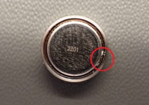 グランドセイコー ヘリテージコレクション 赤丸内に白い粉が･･･見えづらいですが実は全周に付着しています｡