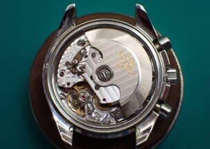 オメガ スピードマスター　トリプルカレンダー 搭載ムーブメントは数多くのメーカーが採用してきた傑作と名高いCal.7750に機能を追加したCal.7751です。