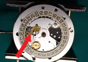 ジン ラリークロノグラフ 画像2 針と文字盤を外すと、矢印で指した左側のパワーリザーブ機構を除き構造はほぼ同じです。