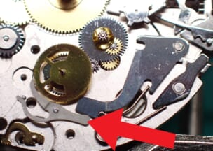 ジン ラリークロノグラフ 画像3 12時間積算車規制レバーがある位置にパワーリザーブ機構が追加されているため、赤矢印で指した規制レバーの形状と取り付け位置が変更されています。