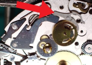 ジン ラリークロノグラフ 画像3 12時間積算車規制レバーがある位置にパワーリザーブ機構が追加されているため、赤矢印で指した規制レバーの形状と取り付け位置が変更されています。