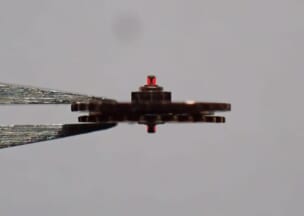 オメガ スピードマスター　トリプルカレンダー 切替車を横から。赤い部分がホゾ（軸）が摩耗した部分です。油が無い状態ままでご使用されると大きく摩耗が進みこのような状態になりがちです。