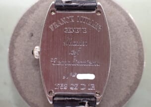 フランク ミュラー トノウカーベックス 一見裏蓋は綺麗に見えますが・・・