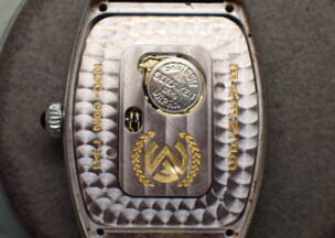 フランク ミュラー トノウカーベックス 裏蓋を外すと外周には汚れが点在しています