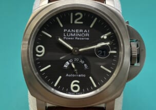 パネライ ルミノールパワーリザーブ 時計正面 ガラスにレンズはあるが表面にロレックスのような突起無し