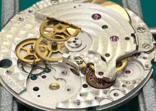 ゼニス エリート ウルトラシン １つの受け（プレート）に手巻きと自動巻の機構が収まっている