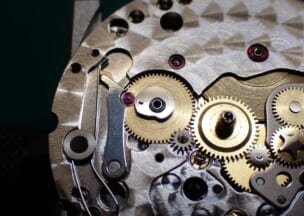 ロレックス オイスターパーペチュアルデイトジャスト デイトジャスト機構。強い力をため込み一気に開放してカレンダーを瞬時に変更します。