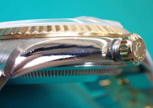 ロレックス オイスターパーペチュアルデイトジャスト オイスターケース。分厚いねじ込み式裏蓋とねじ込み式リューズで防水性を発揮します。