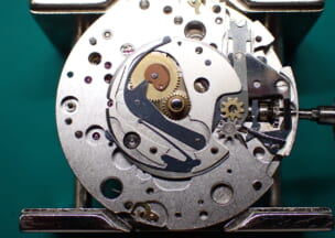 パネライ ルミノールマリーナ 針と文字盤を外すと、パネライ特有の日送り機構が現れます。