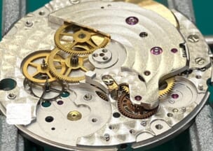 ゼニス エリート ウルトラシン １つの受け（プレート）に手巻きと自動巻の機構が収まっている