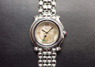 ショパール ハッピースポーツムーンスター 正面から､時計だけではなくジュエリーとしても楽しめるのがこの時計の良いところです｡