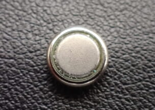 ショパール ハッピースポーツムーンスター 電池裏には大量の粉が付いていました｡