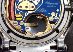 ショパール ハッピースポーツムーンスター 電池を外した写真､電池受けには粉は見られませんでした｡