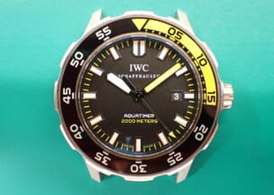 IWC アクアタイマーオートマティック2000 視認性の高いカラーリング、回転ベゼルの操作感、非常に高い防水性能を備えるプロフェッショナルなダイバーズウォッチです。