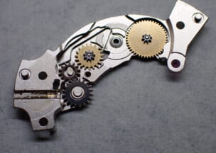 IWC アクアタイマーオートマティック2000 巻き上げ機構は香箱受けの裏側にあります。