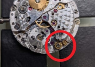 ロレックス オイスターパーペチュアルデイトジャスト 赤丸箇所に金色のネジと、それに噛み合うギザギザのパーツ（便宜上、「アジャスト駒」と呼びます）があります。