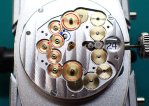 フランクミュラー トノウカーベックスマスターバンカー マスターバンカーモジュールの輪列画像。（赤矢印は動力の流れです）