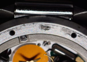 カルティエ パシャ38クロノ 清掃で錆は落とせましたが､浸食痕は残っています