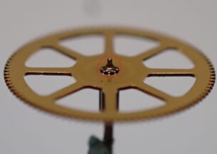 シャネル J12 38MM 写真中心の歯車のホゾ（軸）に油は残っていましたが茶色くなっていました。