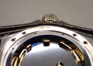 シャネル J12 33MM ケースの内側側面には汚れがビッシリ