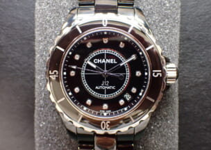 シャネル J12 38MM セラミック特有のツヤとダイヤインデックスの輝きが美しいJ12です。文字盤などのバリエーションが非常に多いのも魅力です。