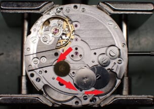 カルティエ カリブル ドゥ カルティエダイバー 搭載されているムーブメントはCal.1904-PS MCです（画像2）。 ケースから取り出したうえでローターと自動巻き受けを取り外しています。