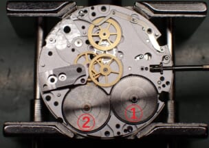 カルティエ カリブル ドゥ カルティエダイバー この「Cal.1904-PS MC」は、香箱を2つ搭載したツインバレル方式を採用しています。