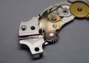 シャネル J12 38MM 香箱受け裏側が摩耗してしまっています。