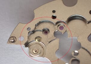 シャネル J12 38MM 自動巻き輪列は着用中よく動く部分なので油汚れやパーツ摩耗が起きやすい部分です。