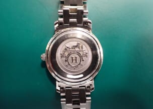 エルメス クリッパーナクレ 裏蓋にはネジがありません。こじ開けモデルは裏蓋の向きも合っている物がほとんどです。