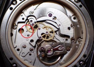 シャネル  J12 アンタイトル 38MM BKセラミック 自動巻きブロックを外したムーブメント。赤丸部に錆粉が見える