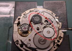 セイコー キングセイコー 自動巻き受けを外すと、セイコーの自動巻きムーブメントの代名詞ともいえるマジックレバー機構がはっきりと見えます。