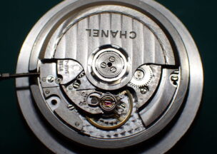 シャネル J12 42MM マットブラックセラミック ソプロード Cal.A10 テンプ右下の地板に｢A10｣の刻印も見える｡