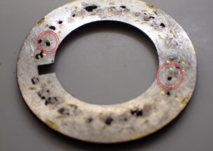 シャネル J12 42MM マットブラックセラミック 文字盤外周裏側｡赤丸は位置決め･取付の突起部分｡